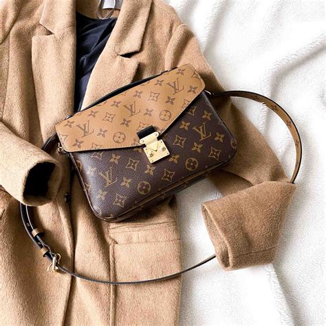 lv pochette metis price.